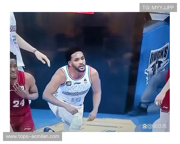 对手防守不讲理，球星怒吼裁判